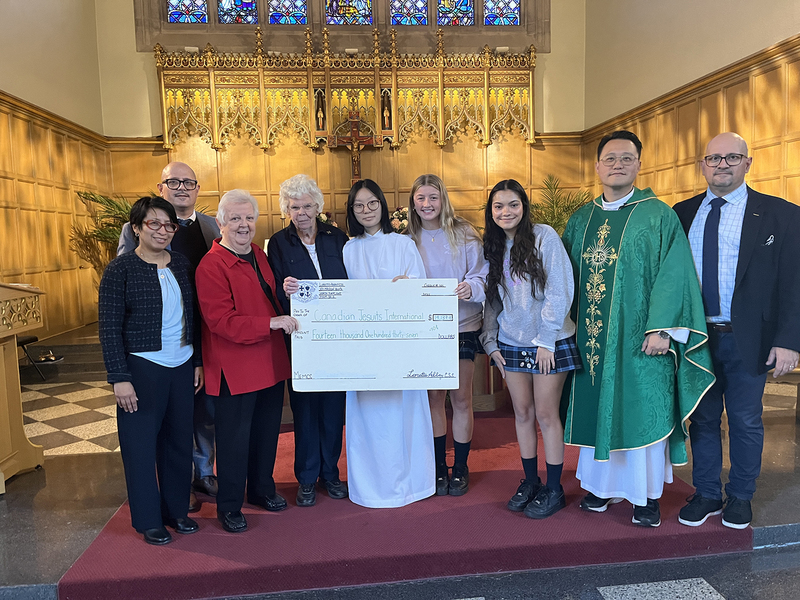 Photo of officials and Loretto Abbey students with the cheque