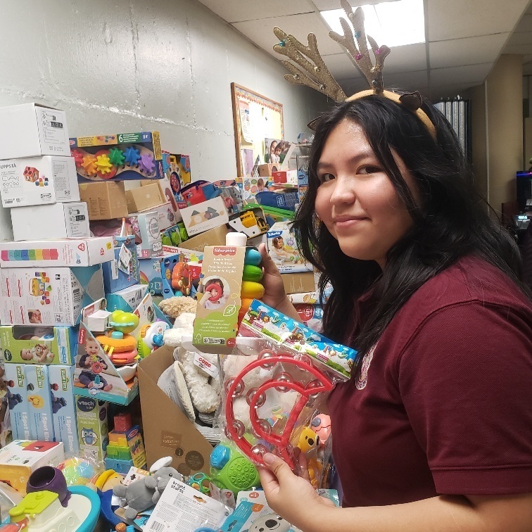 St. Oscar Romero Student Leaders Serve as Santa’s Helpers for Toy Mountain