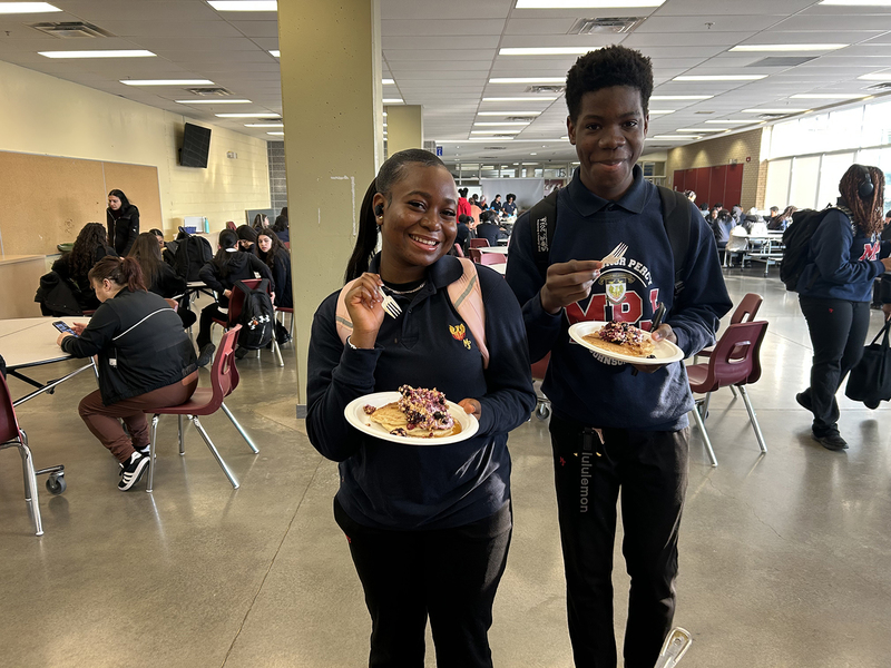 Photo of MPJ students getting breakfast