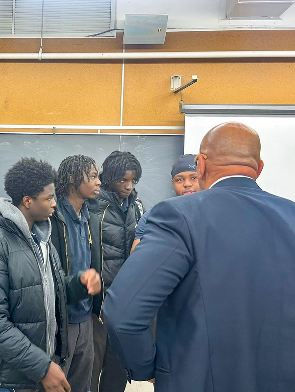 Photo of Robert speaking to MPSJ students