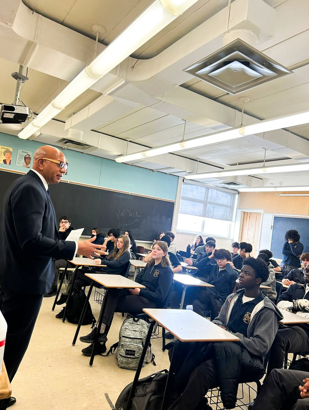 Photo of Robert speaking to MPSJ students