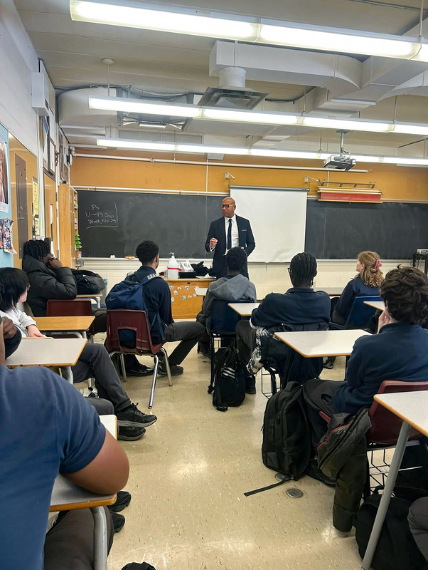 Photo of Robert speaking to MPSJ students