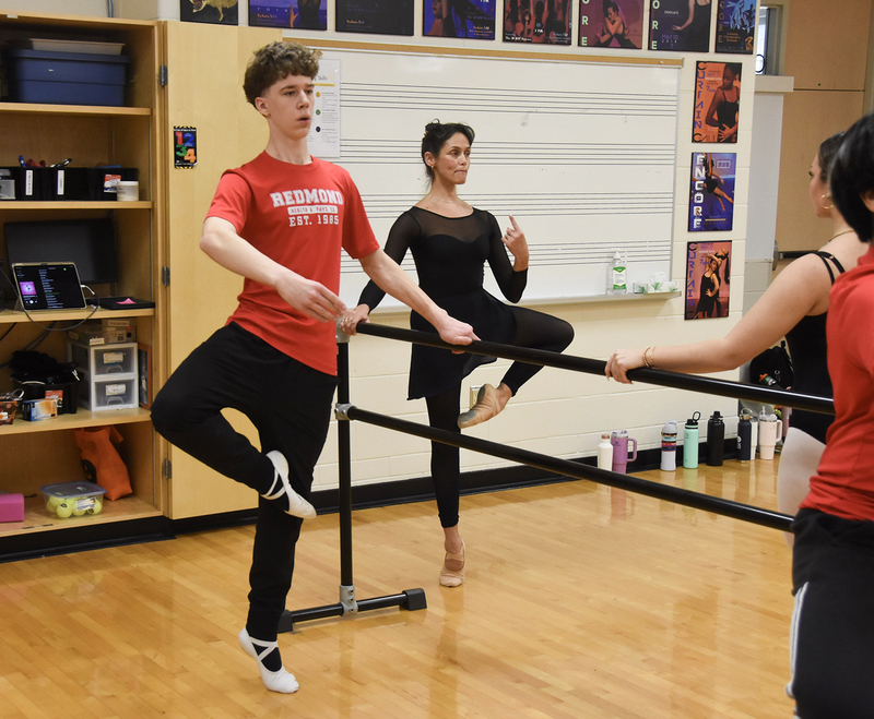 Photo of Tanya coaching the Redmond students