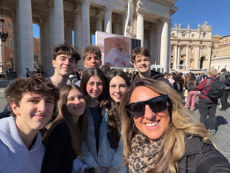 Group photo of MPSJ students and staff on their trip to Italy