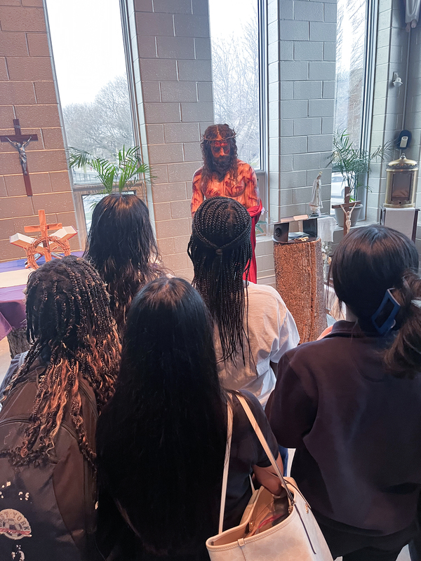Photo of students looking at the Jesus Christ replica