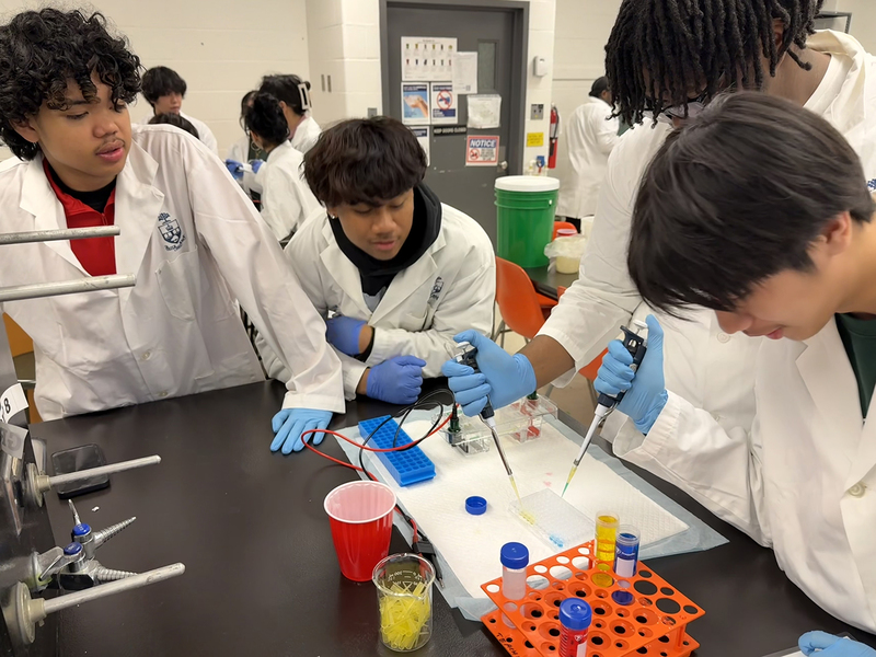 Photo of JCM students in the lab working on experiment during the excursion