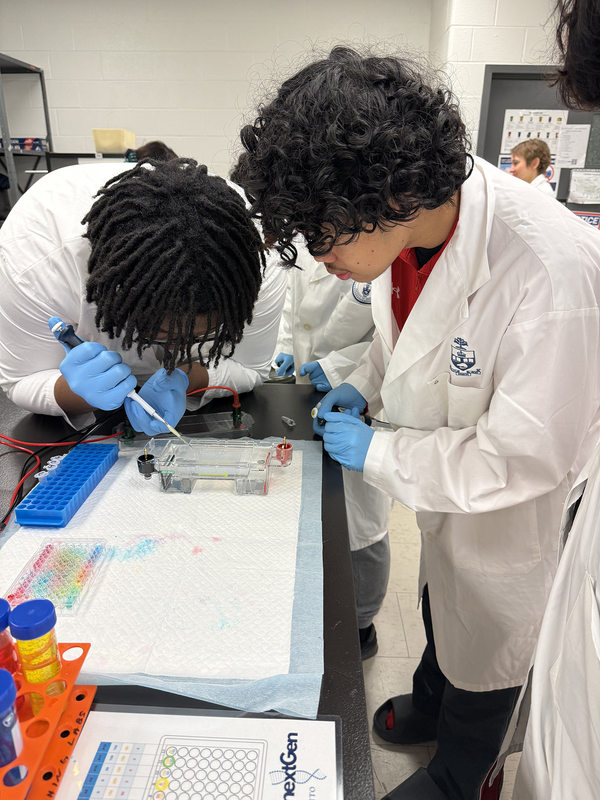 Photo of JCM students in the lab working on experiment during the excursion
