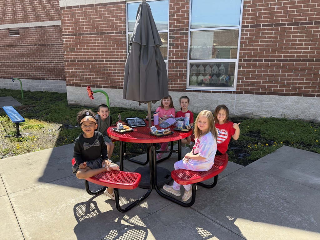 Students outside eating lunch.