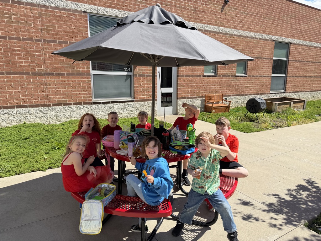 Students outside eating lunch.