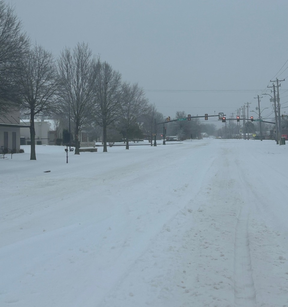 Picture of snow covered Airline Road looking at the traffic signal at Mem Arl Road