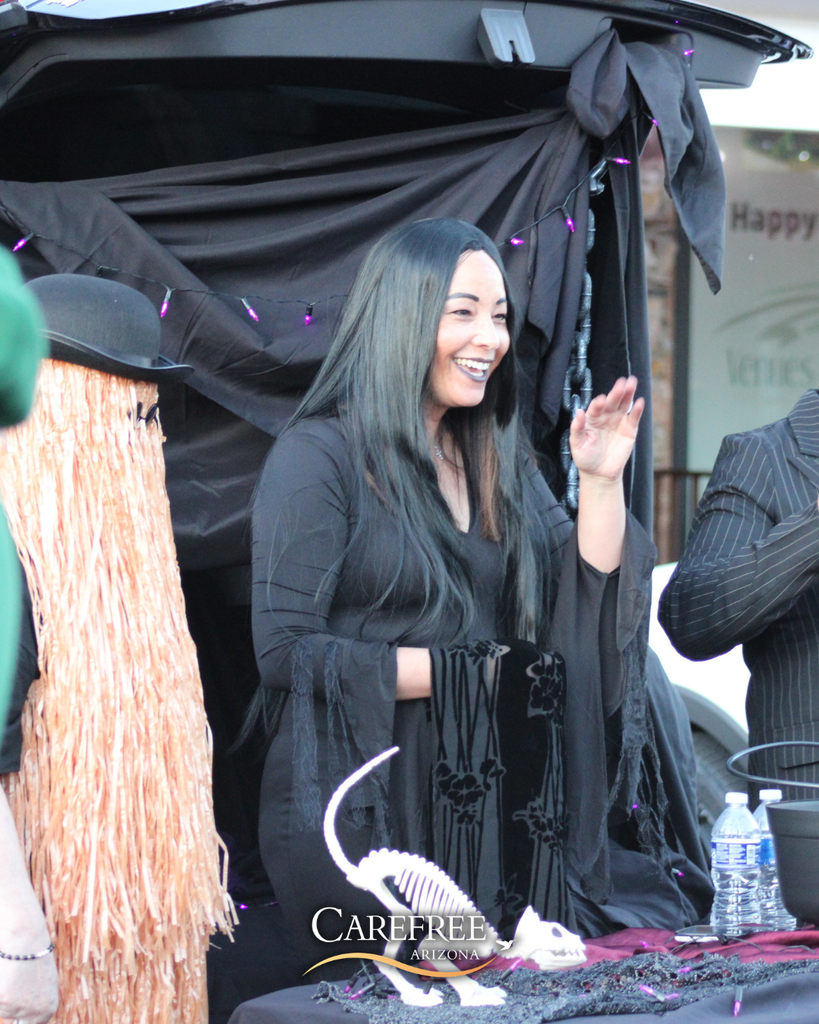 People smiling and waving at their trunk