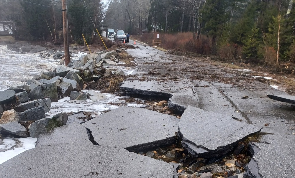 Broken Road an Waves