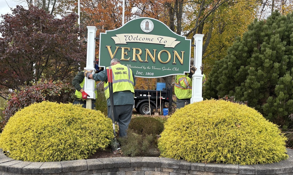 Welcome to Vernon sign installed