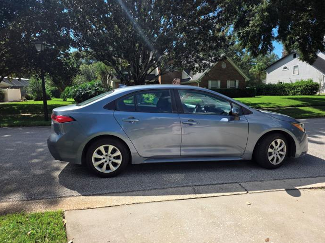 Windermere PD investigating grand theft, seeking to identify woman seen in photo.