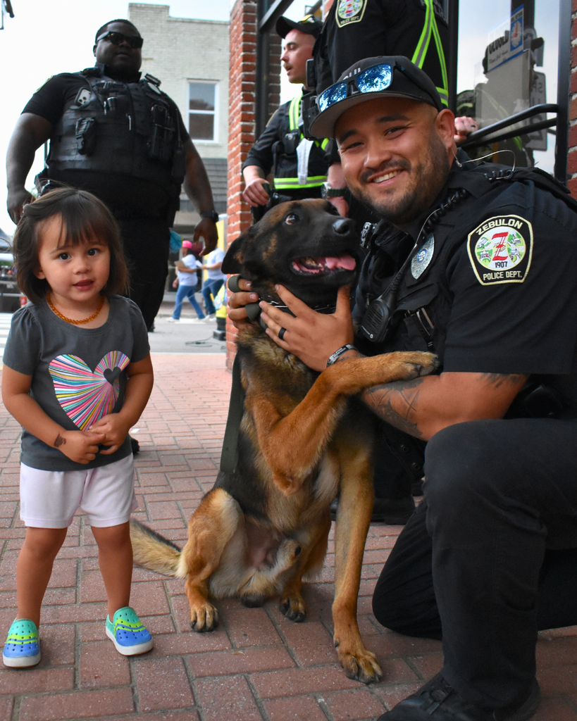 k9 vegas with handler and little girl