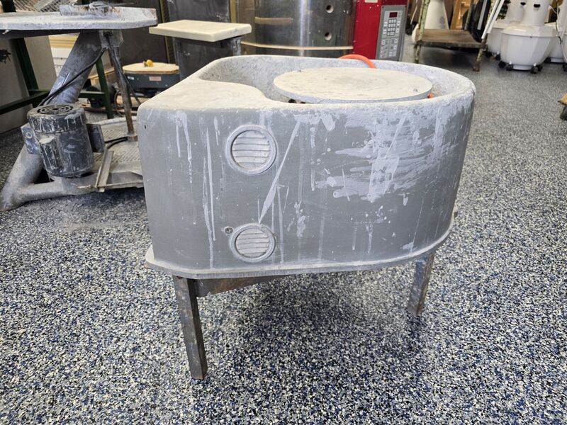 Pottery wheel with a splash pan