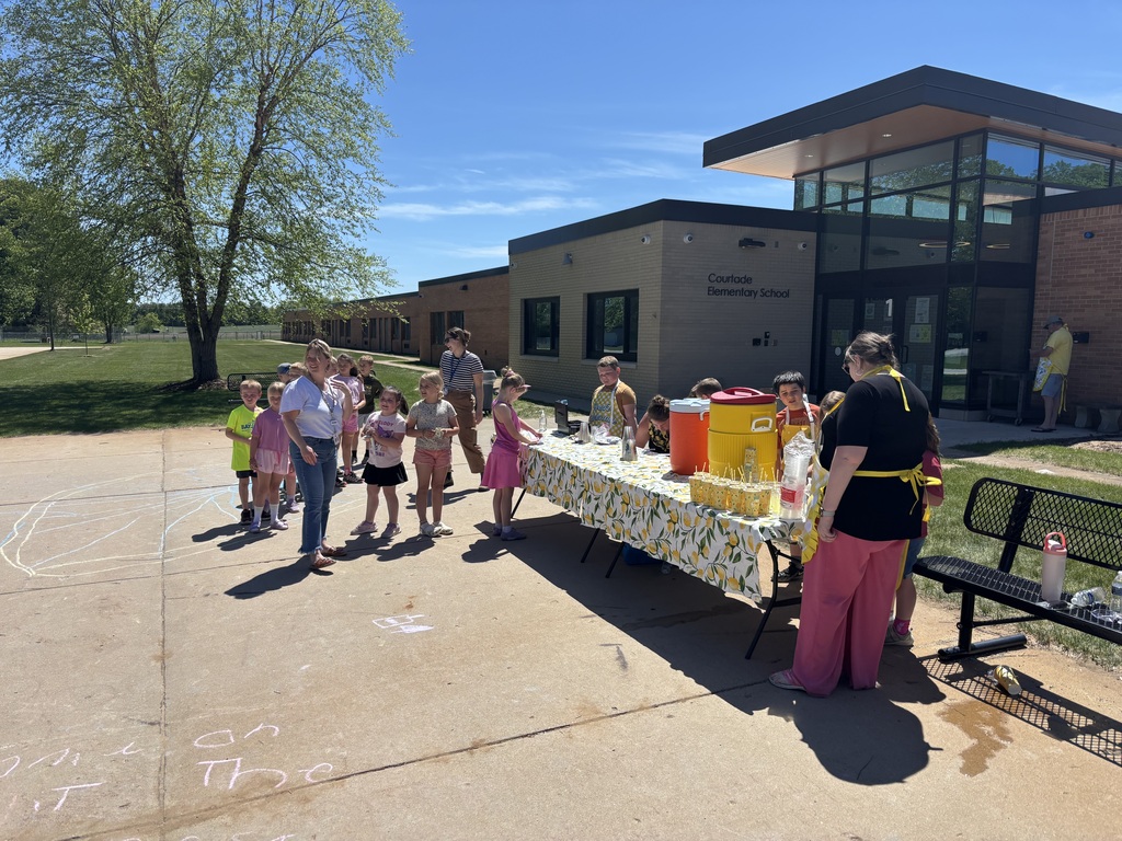 Kids getting lemonade
