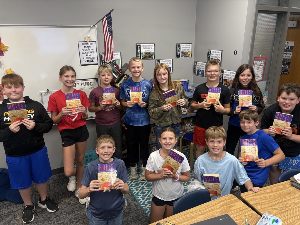 Students holding their read aloud book, Holes.