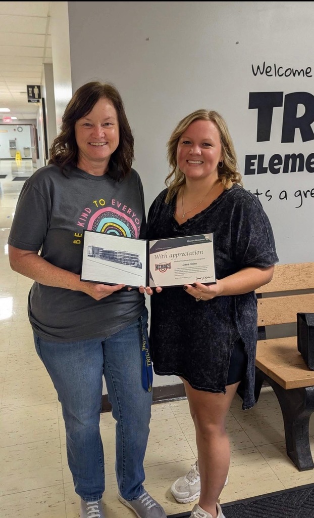 2 ladies with an award