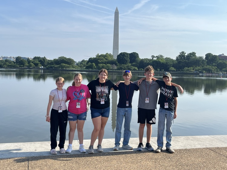 Last Day at DC!!  We got our traditional picture.  Jefferson Memorial this morning then airplane at noon to come back home! 