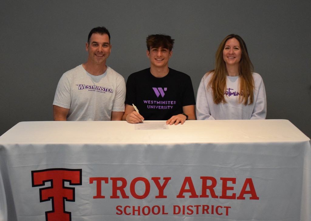 student and parents signing for college
