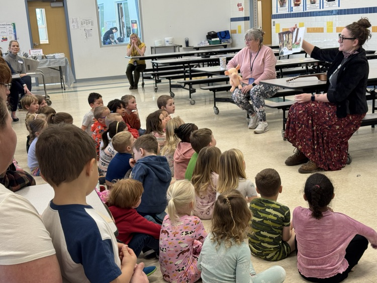 Ms Laura reads the book to our students 