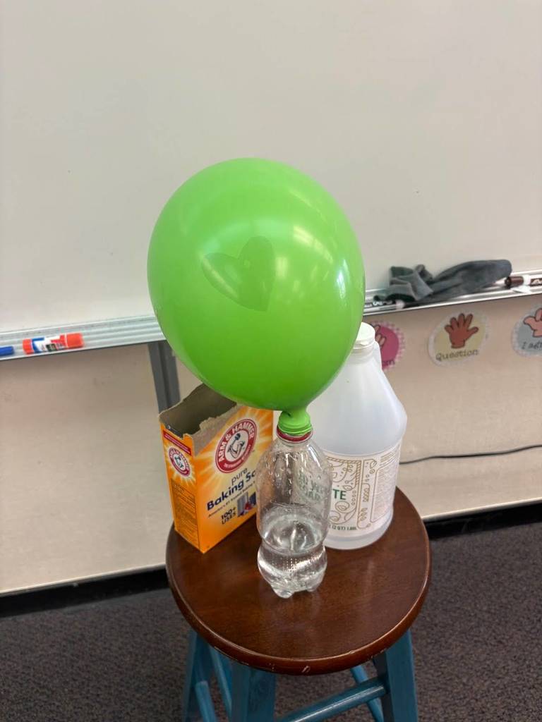 Throwback Thursday! 🎄💚 Ms. Mink’s 3rd-grade class at Sawtooth had a Grinch-tastic day! They did a fun science experiment to grow the Grinch’s heart using baking soda and vinegar! 🧪💥 What a creative way to learn and celebrate the season
