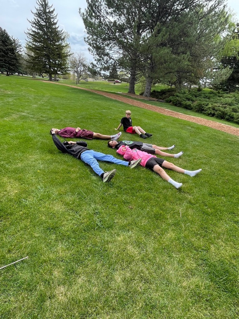 💪🌲 RSMS Students Give Back! A group of dedicated RSMS students teamed up with the Twin Falls Rotary Club to help lay down fresh bark on the CSI fitness trail. It was hard work (just check out the photos! 😅), but they had a great time and made a real difference. We’re proud of their effort and community spirit—way to go, RSMS! 👏 #RSMSPride #CommunityService #RotaryClub #CSIFitnessTrail #StudentsWhoServe
