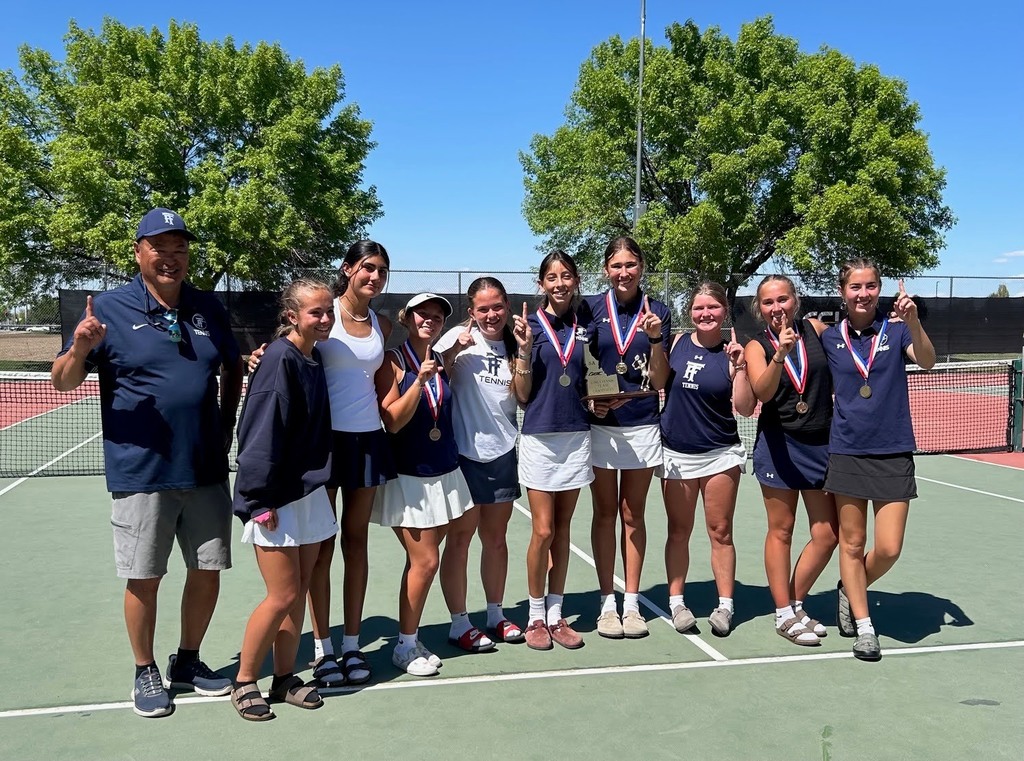 TFHS tennis team posing with their metals.