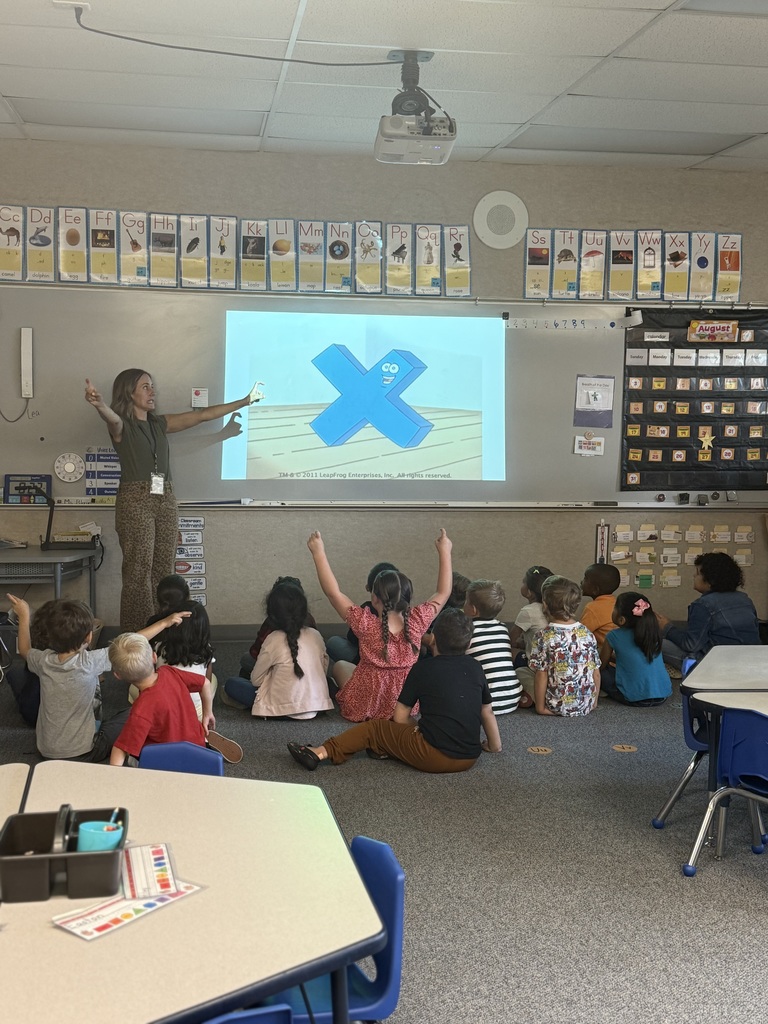 Kinders learning sign language