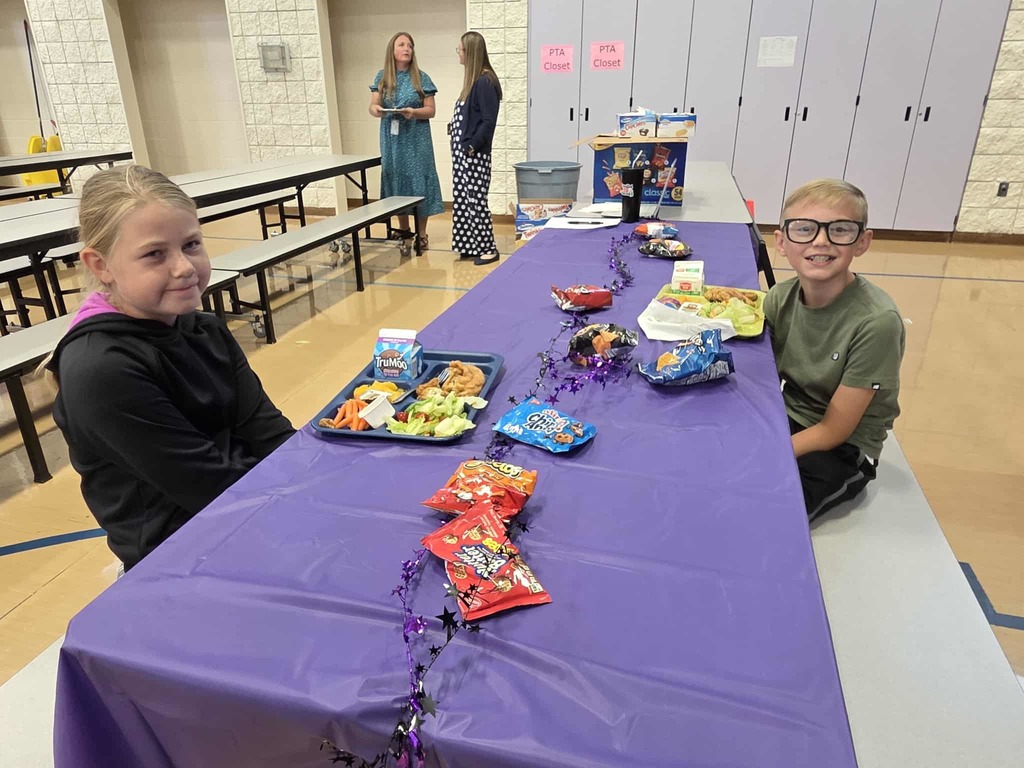 Students at the lunch table