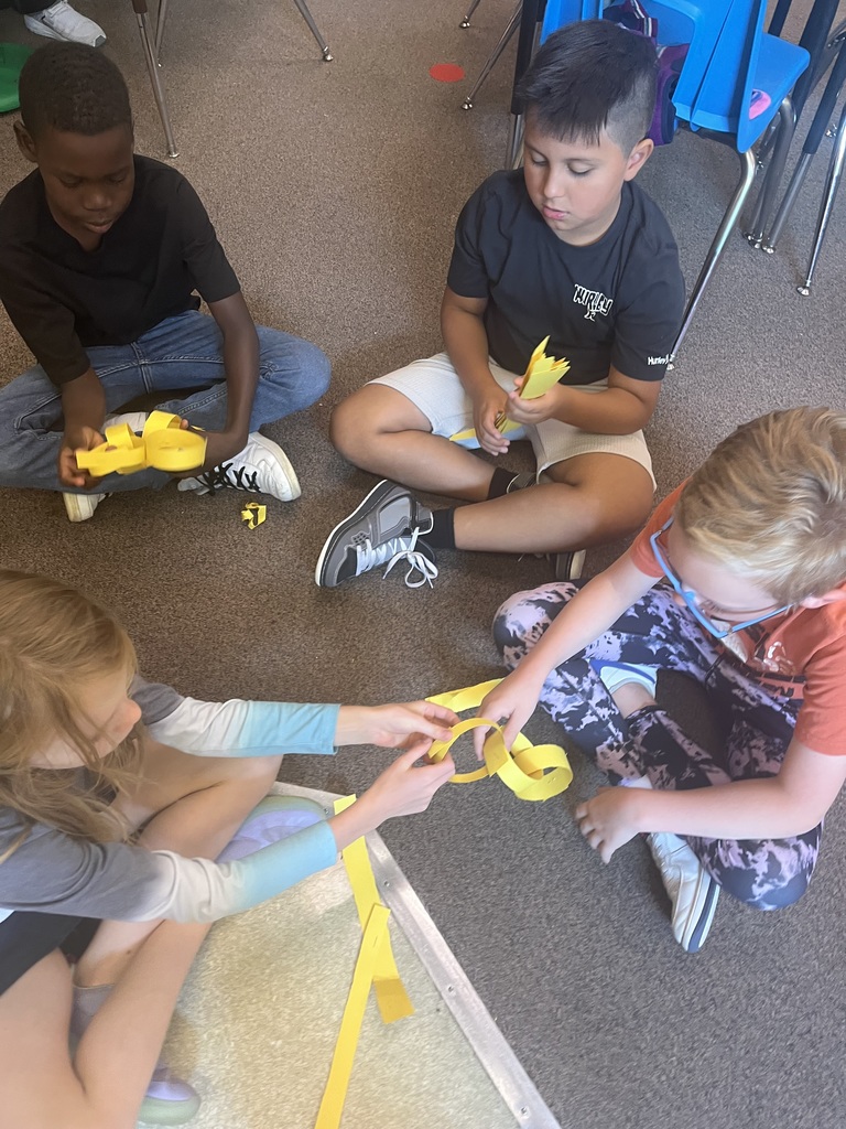 Students work together.
