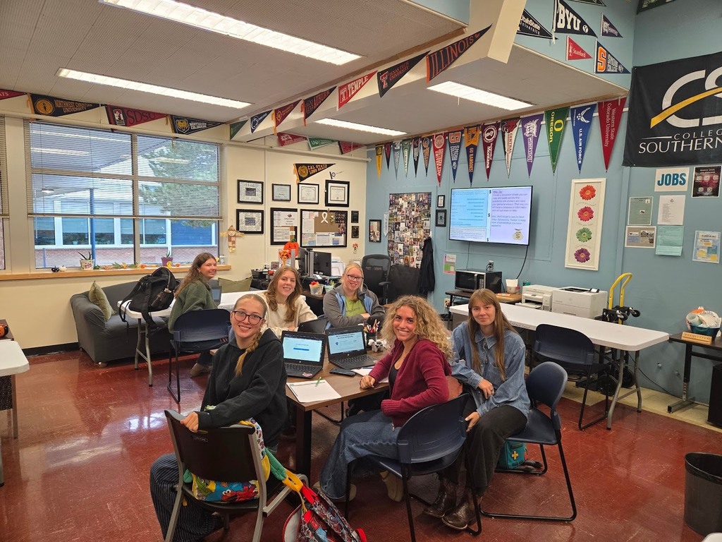 TFHS students working during their lunch to apply for scholarships at the October Scholarship Workshop.