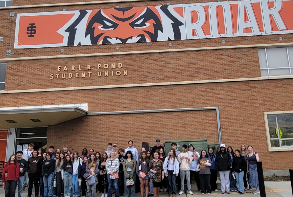 students pose for a picture in front of the ISU student union building.
