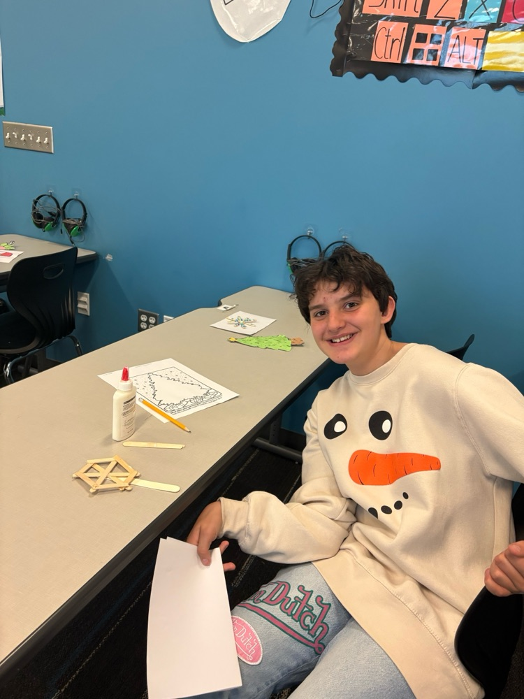 kids doing Christmas crafts