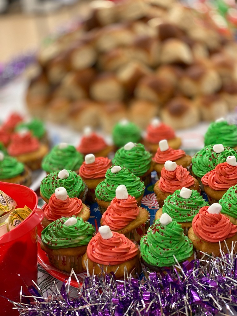 A picture of green and red frosted cupcakes