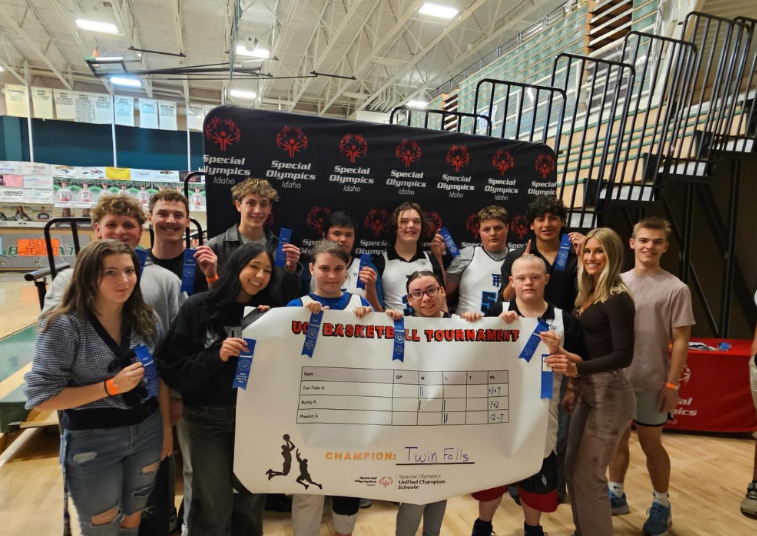 Students pictured holding out a banner naming Twin Falls as the champion