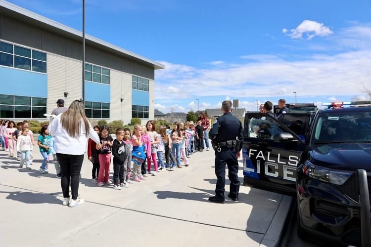 kids listening to police officers talk