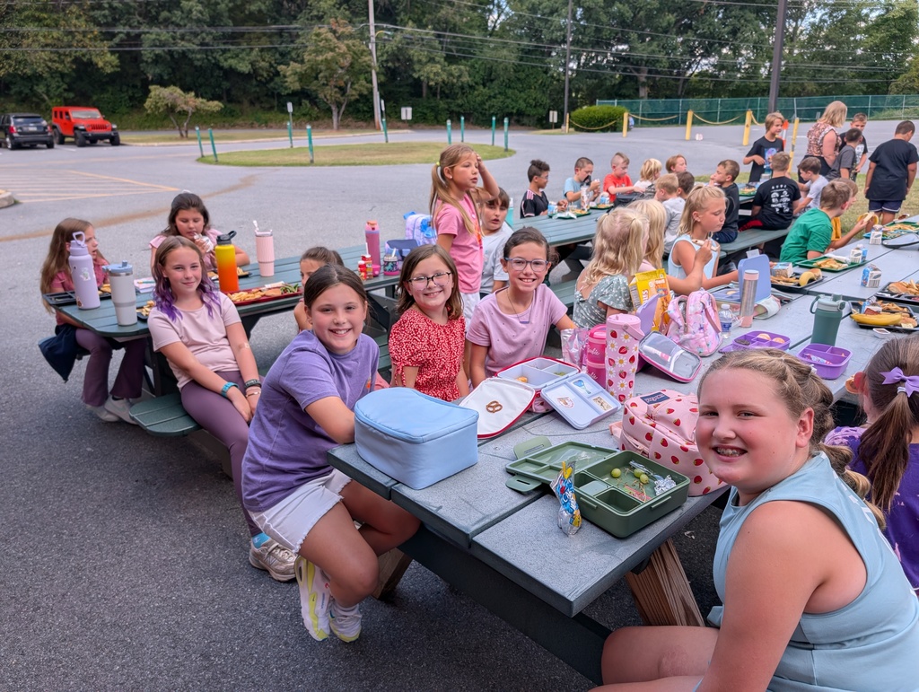 4th grade loves eating outside!