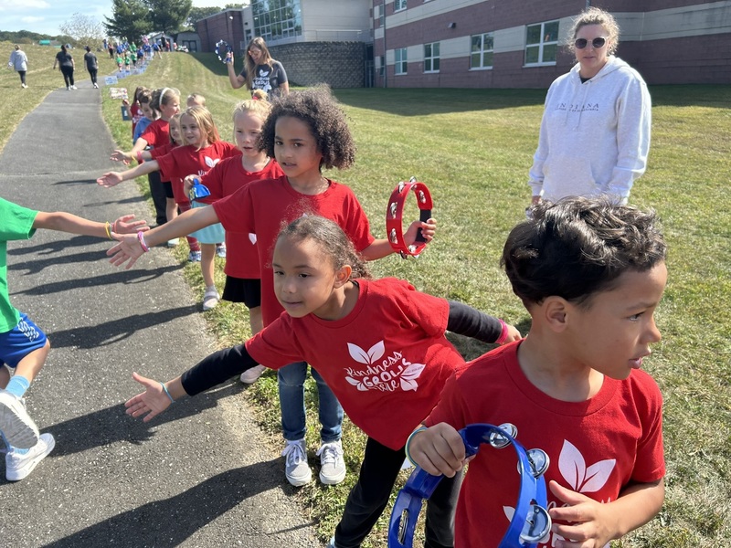 students cheering on runners