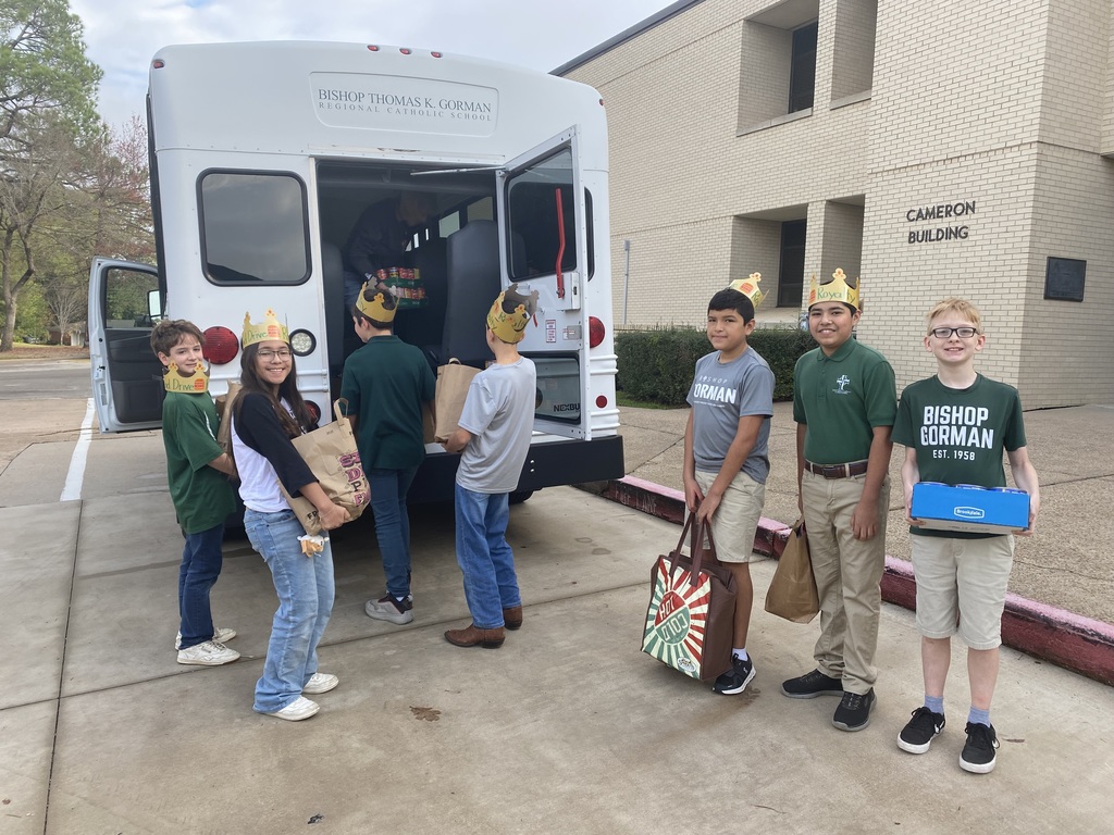 Students loading up food.