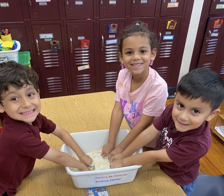 kids making tortilla 