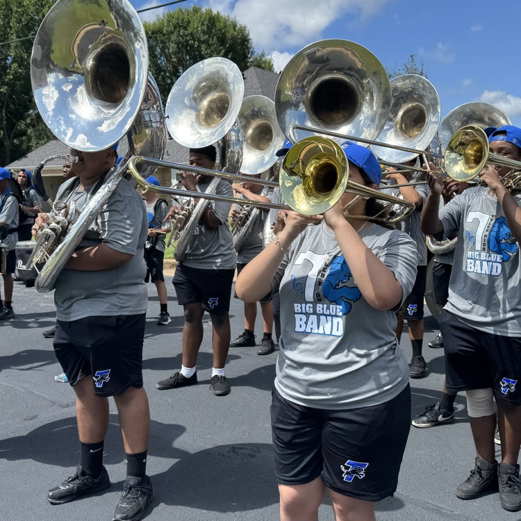 band playing in the streets