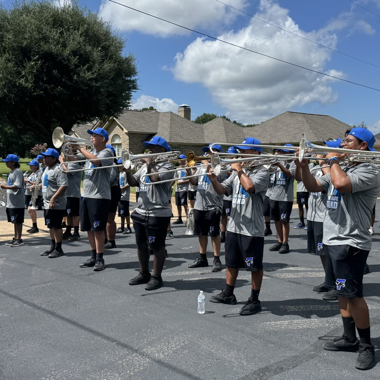 band playing in the streets