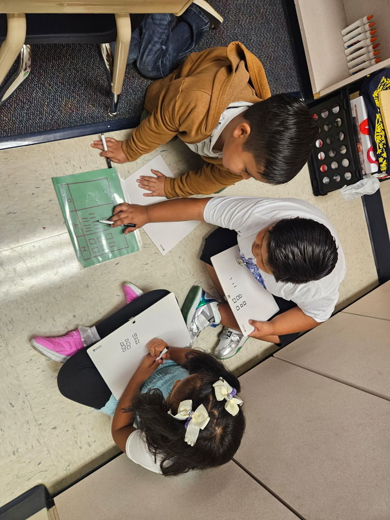 students wroking a group 