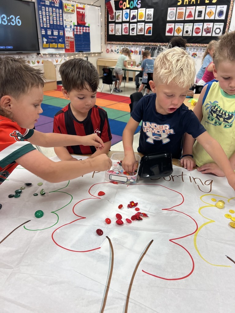 Sorting colors with apples.