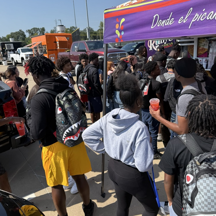 students at the food trucks