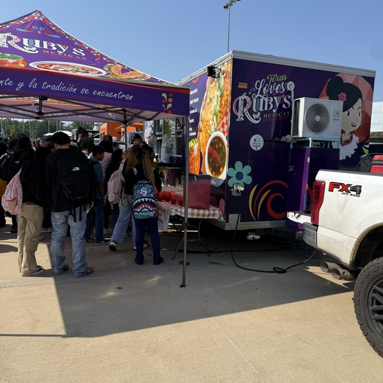 students at the food trucks