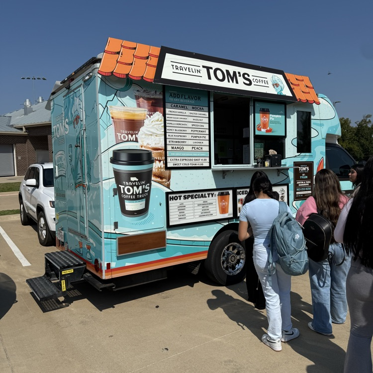 students at the food trucks