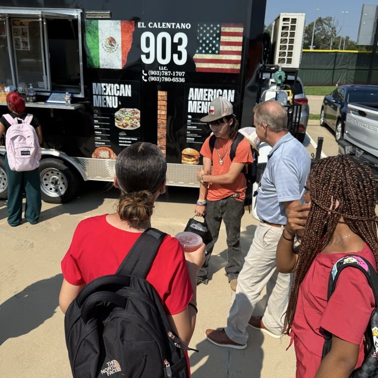students at the food trucks